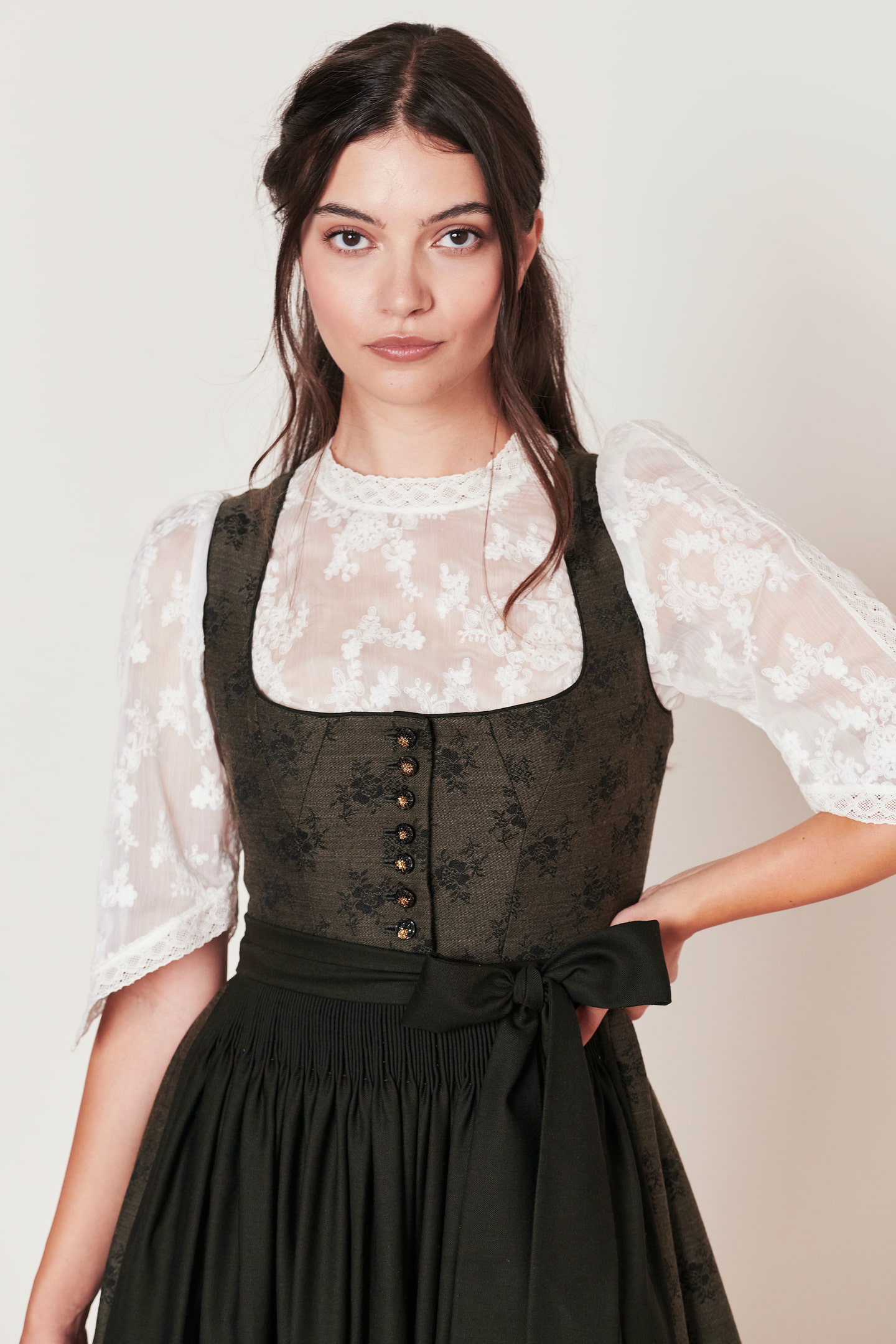 dirndl-rosalie-70cm-in-olive-in-julia-trentini-online-shop